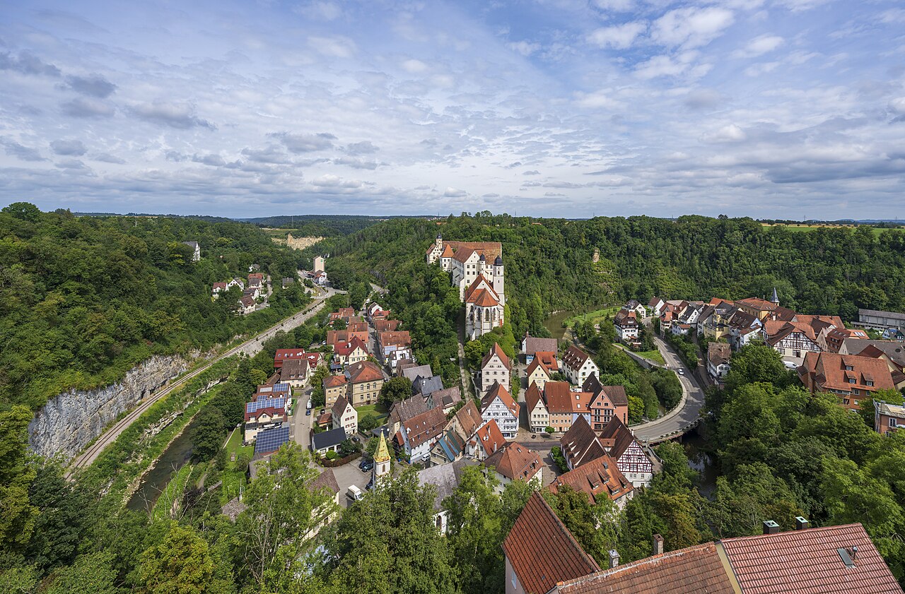 Städtchen in der Flussschleife