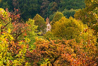 Kapelle im Herbstlaub