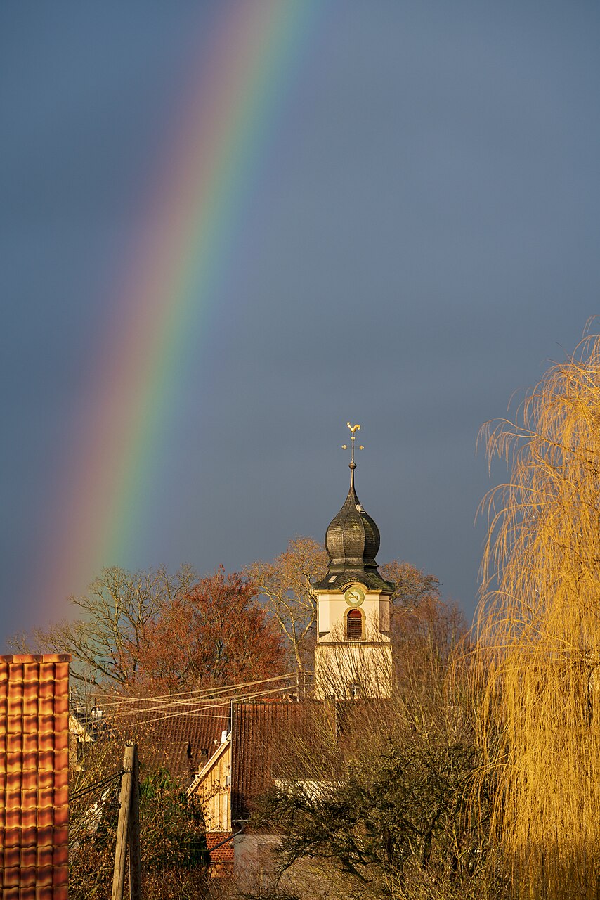 Regenbogen über dem Dorfkern