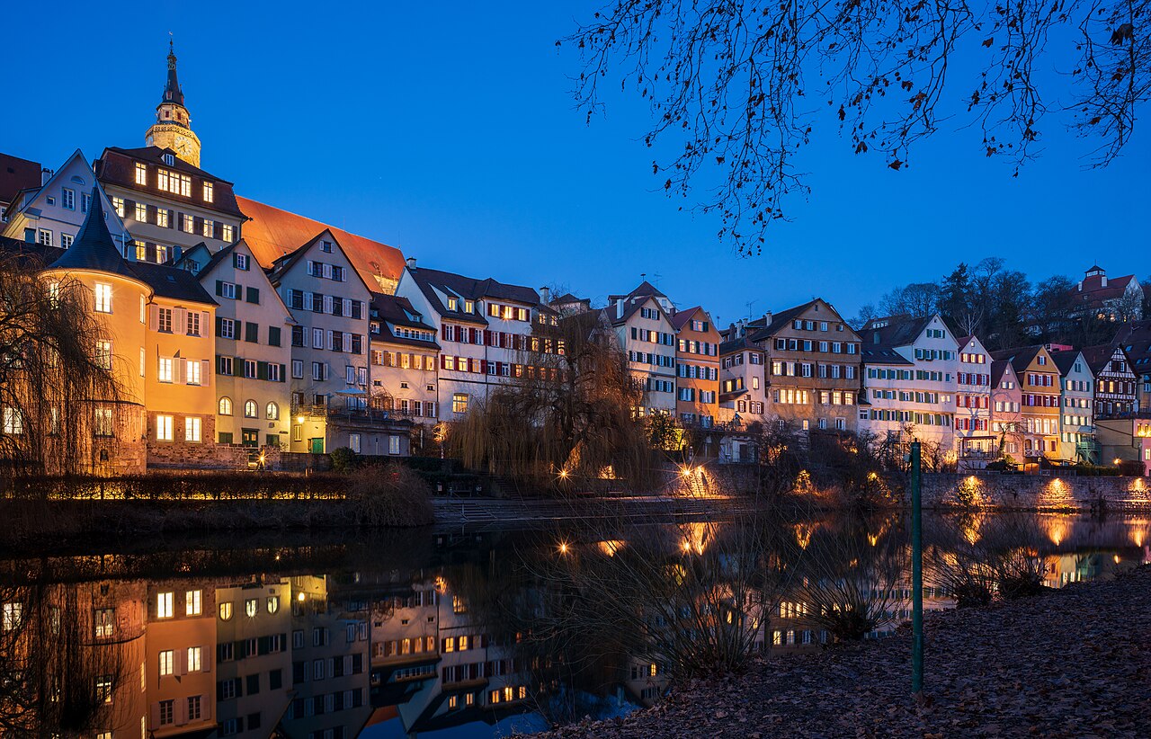 Neckarfront in blauer Stunde